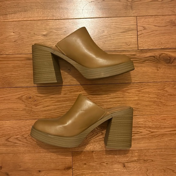 Universal Thread Clogs - Picture 2 of 9